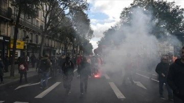 Fransa'da hükümetin toplumsal politikalarına hakkında iş bırakımı ve gösteriler düzenlendi