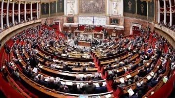 Fransa’da mecliste kesin çoğunluğu kaybeden hükümetin “meşruiyeti” tartışılıyor