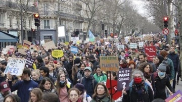 Fransa'da on binler 'iklim' düşüncesince yürüdü