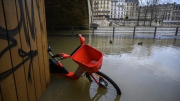 Fransa'nın 5 dalında çok yağmur ve baskın düşüncesince 'kırmızı alarm' verildi