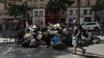 Fransa'nın Marsilya kentinde sokaklar iş bırakımı zımnında yararsız yığınlarıyla doldu