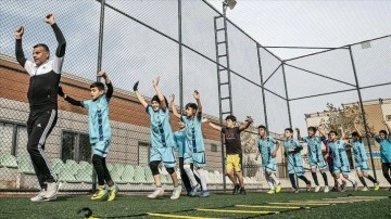 Futbol tutkunu Suriyeli babasız evlatların imgesel Galatasaray altyapısı