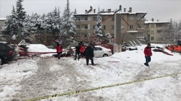 Gaziantep'te biriken kar zımnında park yeri kendisine geçer not emektar piyasa yerinin çatısı çöktü