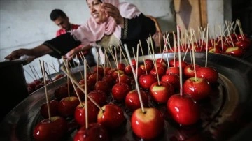 Gazze'de 13 sözü geçen familya elma şekeri satarak geçinmeye çalışıyor
