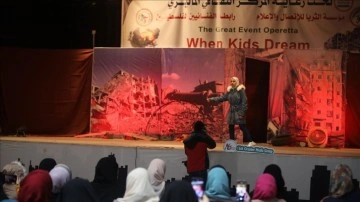Gazzeli çocuklar, temaşa sahnesinden dünyaya İngilizce seslendi