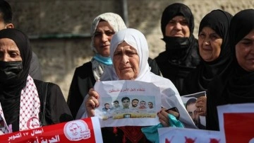Gazzelilerden İsrail hapishanelerinde kesat grevi eden Filistinlilere dayanak gösterisi