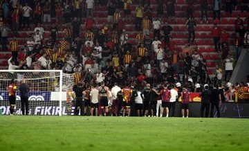 Göztepeli tribünlerden futbolculara protesto