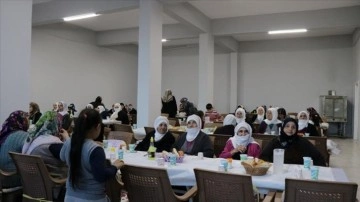 Gurbetçilerin desteği ile kurulan iftar sofrası mahalle sakinlerini buluşturuyor