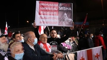 Gürcistan'da kesat grevini sürdüren vakfedilmiş Saakaşvili hastaneye kaldırıldı