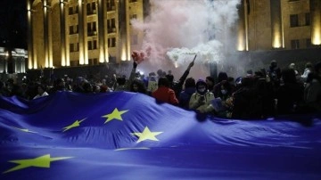 Gürcistan'da yasama kurulu binası uğrunda birleşen göstericiler itimat güçlerince dağıtıldı