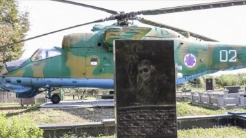Gürcistan'da pilotun mezarında 28 senedir duran harp helikopteri görenleri şaşırtıyor