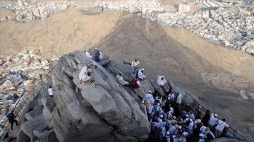 Hacı adayları Hazreti Muhammed'e geçmiş vahyin geldiği Hira Mağarası'nı görüşme ediyor
