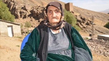 Hakkari'de dü düze telkih yaptıran 117 yaşındaki eş Kovid-19'u ferah atlattı