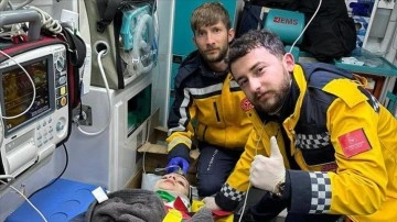 Hakkari'den Hatay'a revan takımlar depremden 96 vakit sonraları çökme altından 3 kişiyi kurtardı