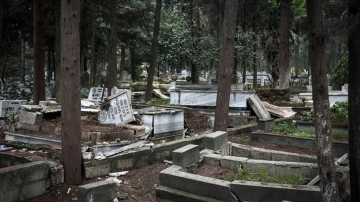 Hatay merkezli depremde Antakya Asri Mezarlığı da dokunca gördü