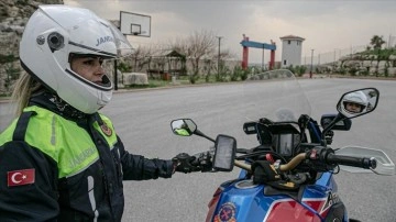Hatay'da jandarmanın motosikletli avrat astsubayı trafikte koyu mesaide