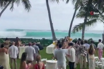 Hawaii'de dev dalga kıyıya vurdu, düğün alanı sular altında kaldı