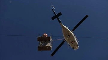 Helikopterle 170 bin voltluk cazibe hattı üstünde havada asık emek yapıyorlar