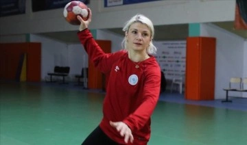 Hentbol liginin 'gol kraliçesi' Perihan Topaloğlu, başarısıyla ölçüm topluyor