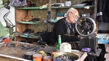 Her sabahleyin bisikletiyle gittiği iş durumunda 65 senedir pabuç tamir ediyor