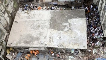 Hindistan'da sel zımnında çöken binada minimum 17 insan yaşamını kaybetti