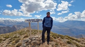 Hobi adına tırmanmaya süregelen Faslı dağcı, ülkesindeki 100 zirveye tırmandı