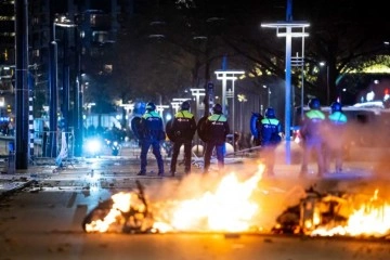 Hollanda'da Covid-19 protestosu çatışmaya dönüştü: 7 yaralı, 20 gözaltı