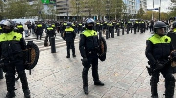 Hollanda'da rasist PEGIDA hareketi önderi Wagensveld gine Kur'an-ı Kerim yırttı