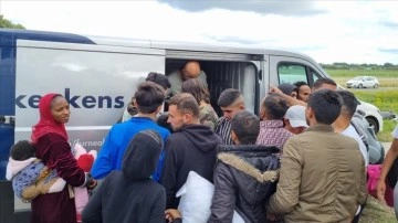 Hollanda'da Müslümanlardan Ter Apel köyünde aylardır dışarıda yatan mültecilere yardım
