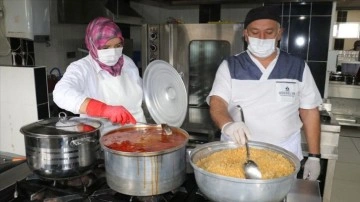 İhtiyaç sahiplerinin istihdam edilmiş olduğu projeyle dezavantajlı ailelere yemek dağıtılıyor