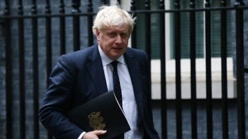 İngiltere Başbakanı: İlk belirtilere uyarınca omicron varyantı deltadan henüz bulaşıcı