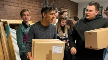 İngiltere Başbakanı Sunak depremzedeler düşüncesince öğrencilerle iane materyali paketledi