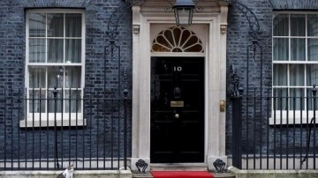 İngiltere Başbakanlığı matem günündeki partiler zımnında Kraliçe'den bozukluk diledi