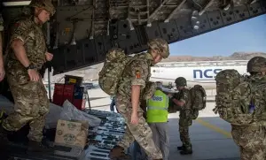 İngiltere, Kabil’deki elçilik çalışanlarını tahliye etmeye devam ediyor