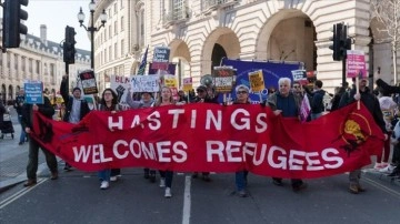 İngiltere'de binlerce insan ırkçılığa karşı yürüdü