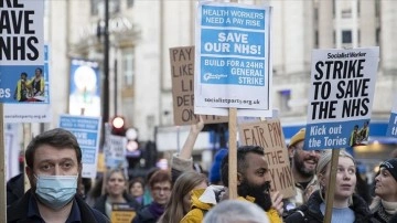 İngiltere'de sağlık personellerinin grevine dayanak noktası yürüyüşü düzenlendi