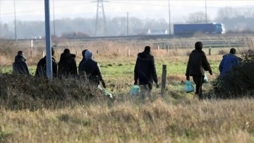 İngiltere'de toy avlu ihdas etmek talip göçmenlerin Fransa'da bekleyişi sürüyor