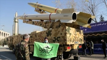 İran, Irak'taki Amerika üssüne attığı füzeleri sergiledi