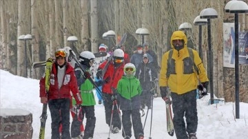 İranlılar rahim tadını ski merkezlerinde çıkarıyor