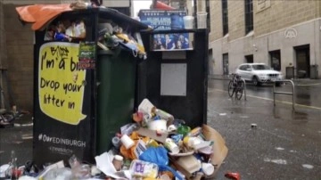 İskoçya'da iş bırakımı zımnında sokaklarda biriken çöp yığınları ide uyandırıyor