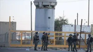 İsrail'de başka hapishaneye nakledilen Filistinli tutuklular darbedildi