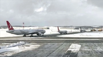 İstanbul Havalimanı'nda karla savaşım emekleri sürüyor