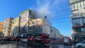 İstanbul Sultangazi'de yapının çatısında çıkan yangında ortak insan öldü