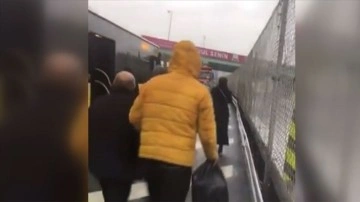 İstanbul'da arızalanan metrobüsün yolcuları durağa denli yürüdü