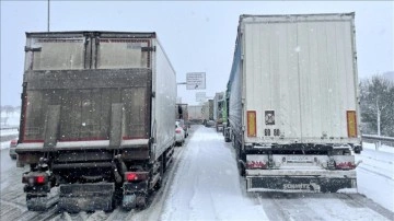 İstanbul'da güneş boyu devam eden kar yağışı ulaşımı aksattı
