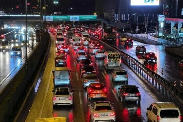 İstanbul'da haftanın akıbet iş gününde trafik yoğunluğu yaşandı