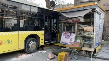 İstanbul'da İETT otobüsü el atlatmak büfesine çarptı