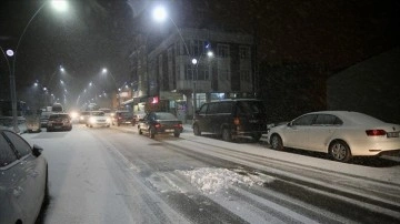İstanbul'da kar yağışı aralıklarla bitmeme etti