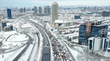 İstanbul'da kar yağışı Mahmutbey sahasında yaşamı aksi yönde etkiledi