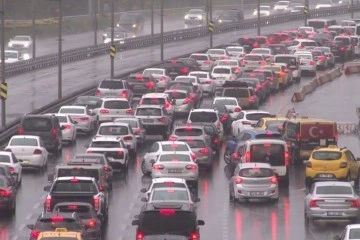 İstanbul’da yağış, trafiği olumsuz etkiledi